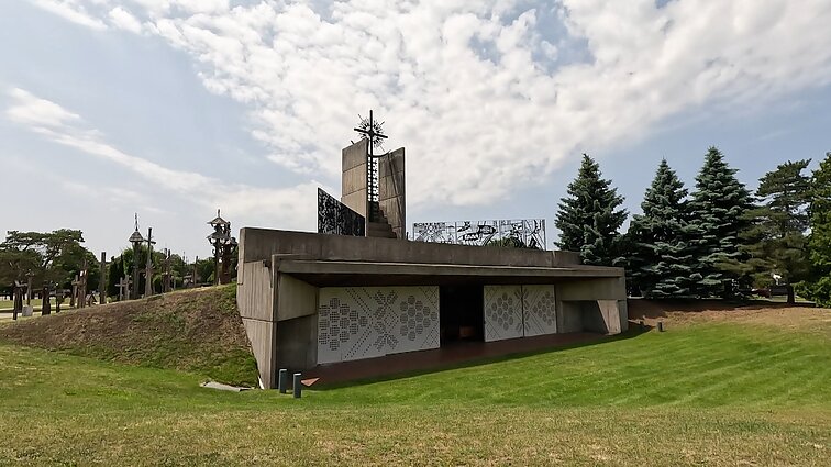 Lietuvių kapinių koplyčia Toronte: lietuvių nesuprasta ir su dingusiu „Laisvės paukščiu“
