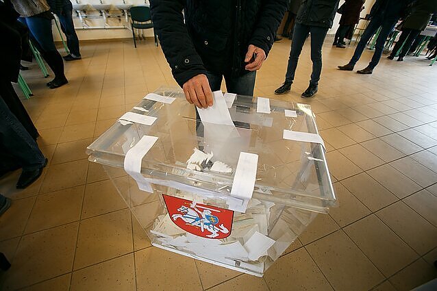 Patekti prie balsadėžių neįgaliesiems kyla kliūčių: VRK sako – bendra statistika neboga