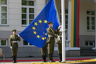 Vėliavos pakėlimo ceremonija simono daukanto aikštėje prie prezidentūros minint 15 Metų europos sąjungoje