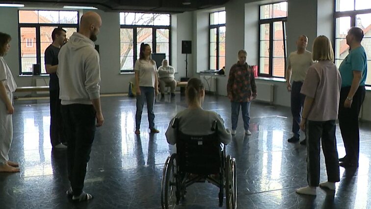 Žmonėms su negalia puikia terapija tampa šokis: artimieji mato ir džiuginančius pokyčius