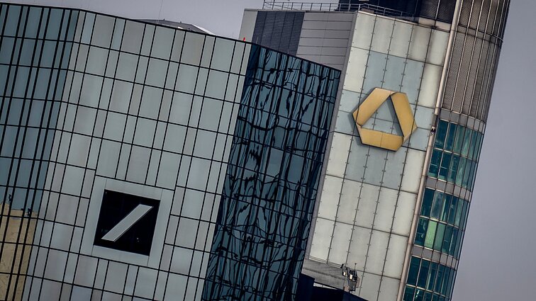 Vakarų bankai toliau pelno Rusijai milijonus: ginasi, kad išeiti neleidžia pati agresorė