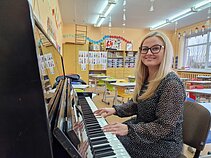 Pasvalio Lėvens pagrindinės mokyklos pradinių klasių mokytoja Eglė Lavickienė sako norinti mokykloje sulaukti ir pensijos. Pasvalio Lėvens pagrindinės mokyklos pradinių klasių mokytoja Eglė Lavickienė sako norinti mokykloje sulaukti ir pensijos.
