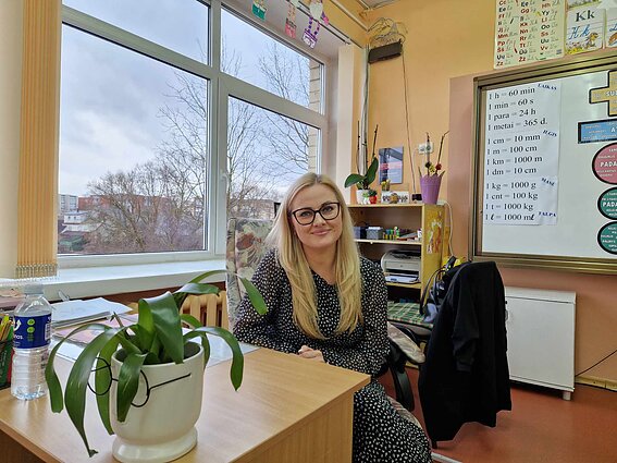 Pasvalio Lėvens pagrindinės mokyklos pradinių klasių mokytoja Eglė Lavickienė sako norinti mokykloje sulaukti ir pensijos. Pasvalio Lėvens pagrindinės mokyklos pradinių klasių mokytoja Eglė Lavickienė sako norinti mokykloje sulaukti ir pensijos.