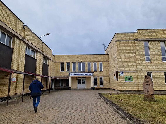 Pasvalio Lėvens pagrindinės mokyklos pradinių klasių mokytoja Eglė Lavickienė sako norinti mokykloje sulaukti ir pensijos. Pasvalio Lėvens pagrindinės mokyklos pradinių klasių mokytoja Eglė Lavickienė sako norinti mokykloje sulaukti ir pensijos.