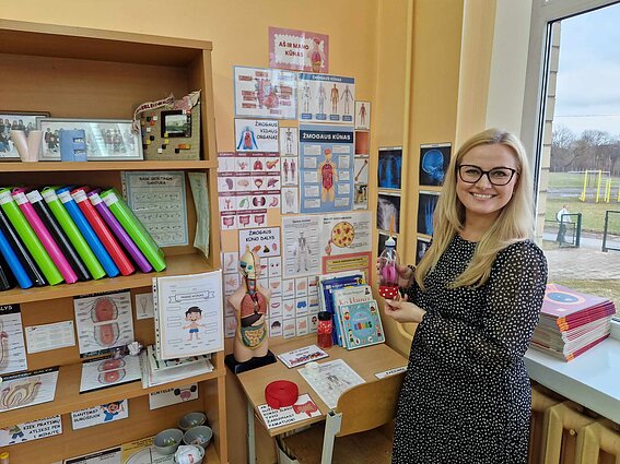 Pasvalio Lėvens pagrindinės mokyklos pradinių klasių mokytoja Eglė Lavickienė sako norinti mokykloje sulaukti ir pensijos. Pasvalio Lėvens pagrindinės mokyklos pradinių klasių mokytoja Eglė Lavickienė sako norinti mokykloje sulaukti ir pensijos.