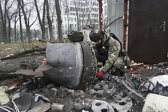 Ukrainos karys apžiūri raketą, kurią Rusija sausio 2 d. paleido į Charkivą Ukrainos karys apžiūri raketą, kurią Rusija sausio 2 d. paleido į Charkivą