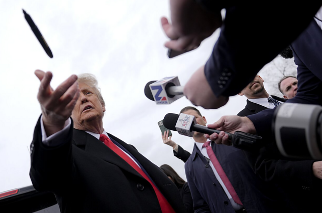 Trumpui – 9 tūkst. dolerių bauda: teismas nurodė pašalinti kelis socialinių tinklų įrašus