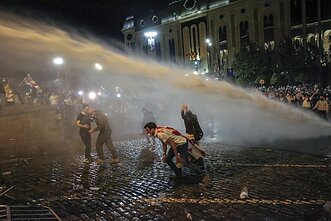 Cтычки протестующих с полицией у парламента Грузии