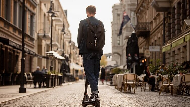 Seime – siūlymai paspirtukų ir kitų mikrojudumo priemonių vairuotojams dėvėti šalmus