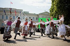 Įžiebta Lietuvos dainų šventės šimtmečiui skirta instaliacija „Sodai“. Įžiebta Lietuvos dainų šventės šimtmečiui skirta instaliacija „Sodai“.