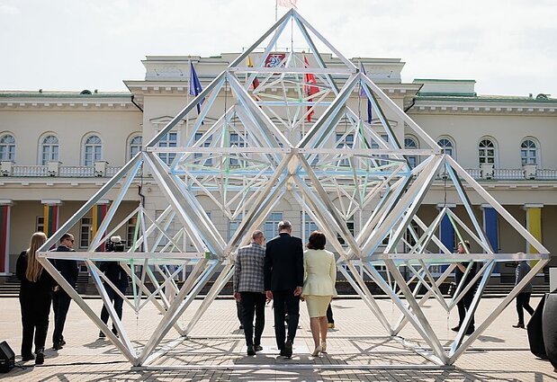 Daukanto aikštėje – Lietuvos dainų šventės šimtmečiui skirta instaliacija „Sodai“