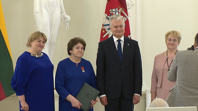 Įteikti apdovanojimai už motinystę: tarp pagerbtųjų – ir po 12 vaikų užauginusios mamos