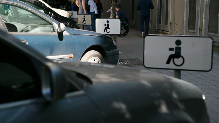 „Matosi akivaizdžiai“: stovėjimo vietose dažnai sutinkamos padirbtos neįgaliųjų kortelės