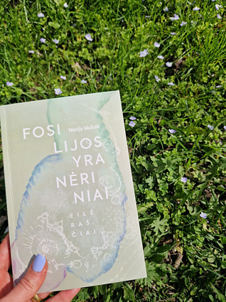 Knyga „Fosilijos yra nėriniai“