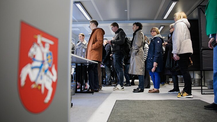 Balsavimas prasidėjo: prezidentą rinko pagal debatus, kliūtimi tapo referendumo tekstas