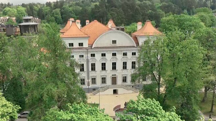Žvilgsnis į restauruotus Sapiegų rūmus Antakalnyje – užmiesčio rezidenciją su parku