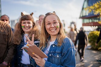 „Eurovizijos“ gerbėjai renkasi į areną „Eurovizijos“ gerbėjai renkasi į areną