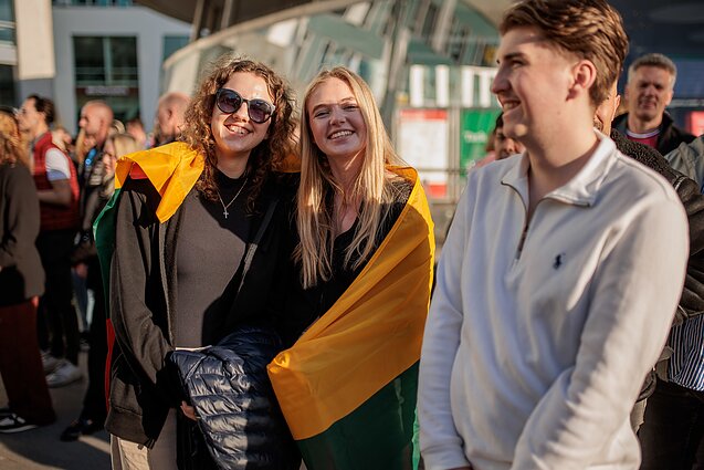 „Eurovizijos“ gerbėjai renkasi į areną „Eurovizijos“ gerbėjai renkasi į areną