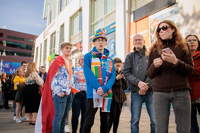 „Eurovizijos“ gerbėjai renkasi į areną „Eurovizijos“ gerbėjai renkasi į areną