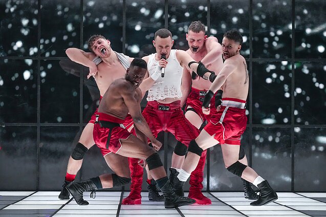 Eurovizija 2024. Išskirtinis žvilgsnis. Jungtinė Karalystė. Olly`is Alexander`is – „Dizzy”