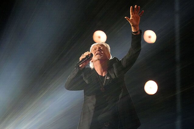 Nuostabus I-ojo pusfinalio vainikavimas: „Eurovizijos“ legendos Johnnio Logano pasirodymas