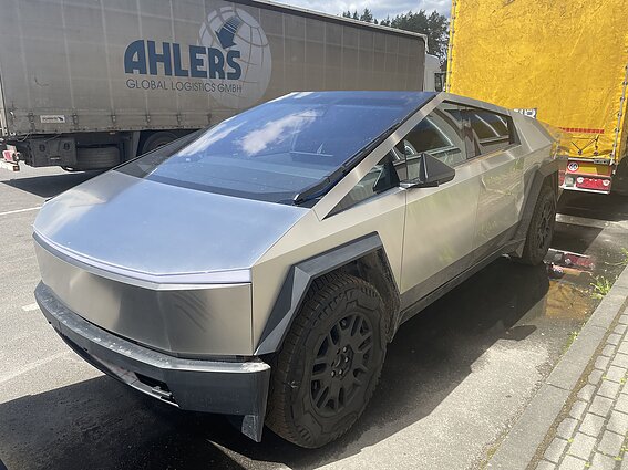 Таможенники задержали автомобили Tesla Cybertruck, которые, возможно, перевозились в Россию