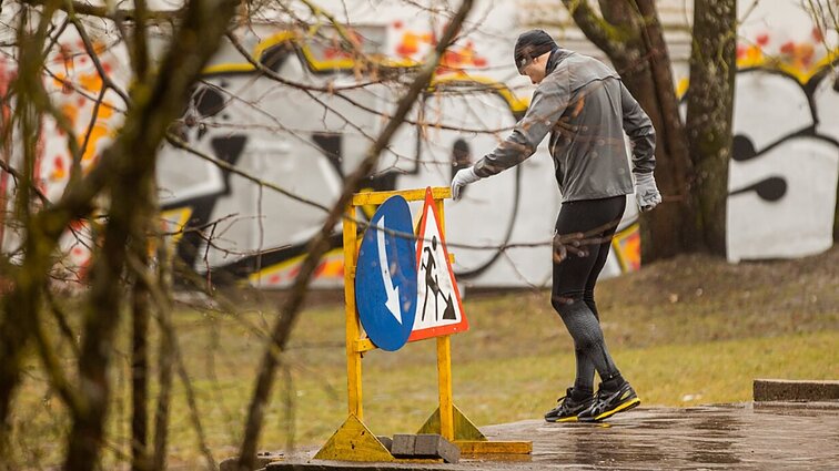 Ekspertė apie perteklinį druskos naudojimą žiemą: augalams skirti pinigai kaip į vėją