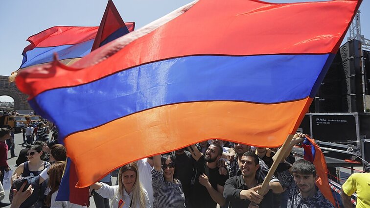 Tūkstančiai armėnų protestuoja prieš taikos siekį su Azerbaidžanu