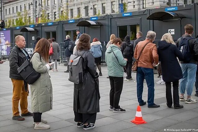 Люди в черзі на голосування у Вільнюсі Люди в черзі на голосування у Вільнюсі