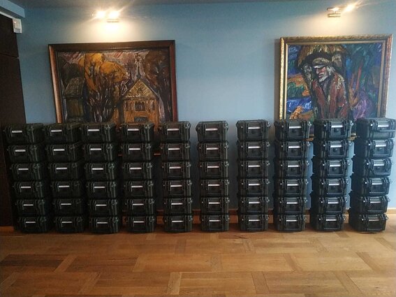 Kyjive ukrainiečiams perduota dar 100 saugaus kario komplektų