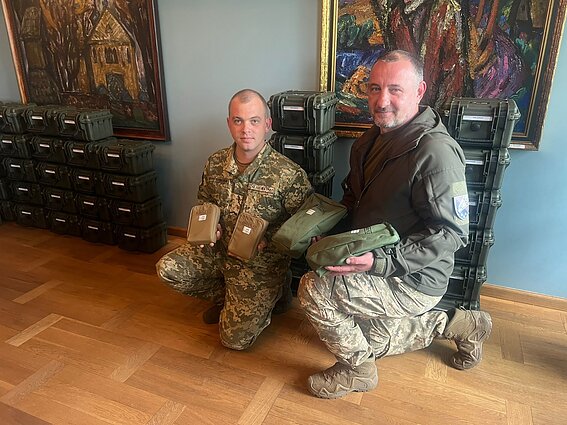 Kyjive ukrainiečiams perduota dar 100 saugaus kario komplektų