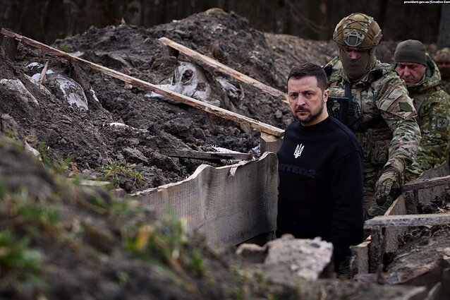 Президент України Володимир Зеленський під час робочої поїздки до Сумської області перевіряє виконання завдань підрозділами Державної прикордонної служби України на кордоні з Росією, 2023 рік Президент України Володимир Зеленський під час робочої поїздки до Сумської області перевіряє виконання завдань підрозділами Державної прикордонної служби України на кордоні з Росією, 2023 рік