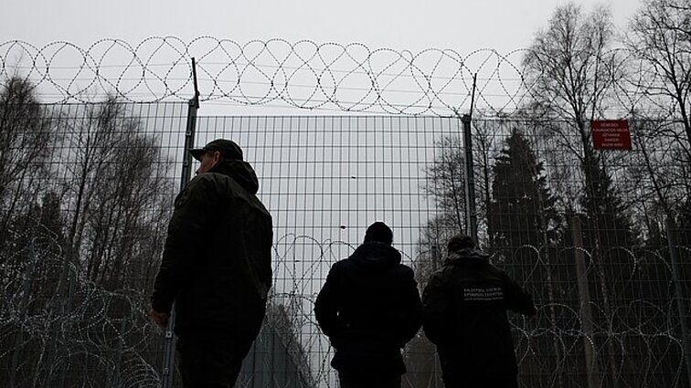 Baltarusija prie sienos vėl telkia migrantus, net įkūrė jiems stovyklas