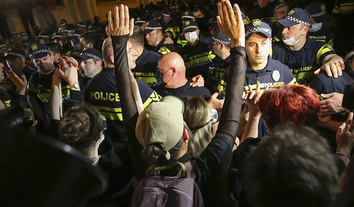 Sakartvele priėmus „užsienio agentų“ įstatymą, tūkstančiai užblokavo pagr. šalies kelią