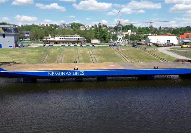 Kaune į Nemuną nuleista barža krovinių gabenimui: norinčiųjų eilė – metams į priekį