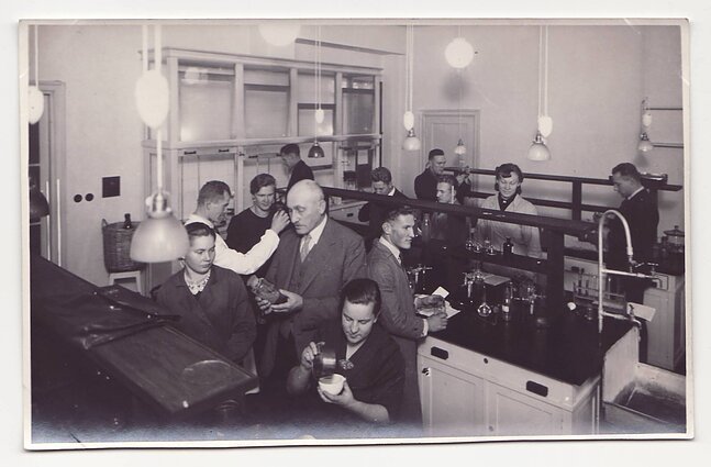 Laboratorium chemii 1937 r. Laboratorium chemii 1937 r.