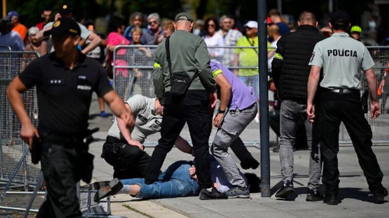 Pasidalino vaizdais po pasikėsinimo į Fico: paleisti 3-4 šūviai, užpuolikas sulaikytas