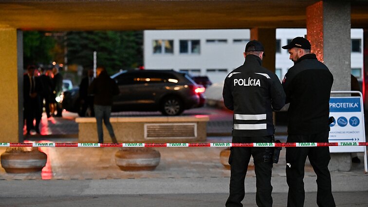 Pranešama, kad Fico gyvybei pavojus nebegresia, šaulys – opozicijos šalininkas, poetas