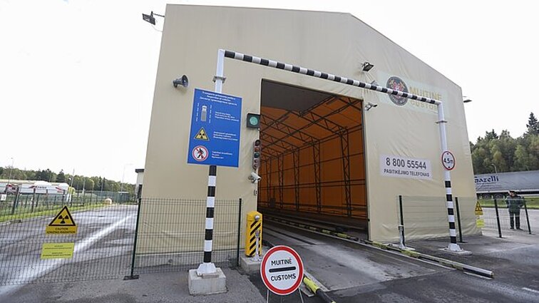 Nesklandumai Medininkuose: į Baltarusiją grąžinami migrantai atsisakė vykti, liko stovėti