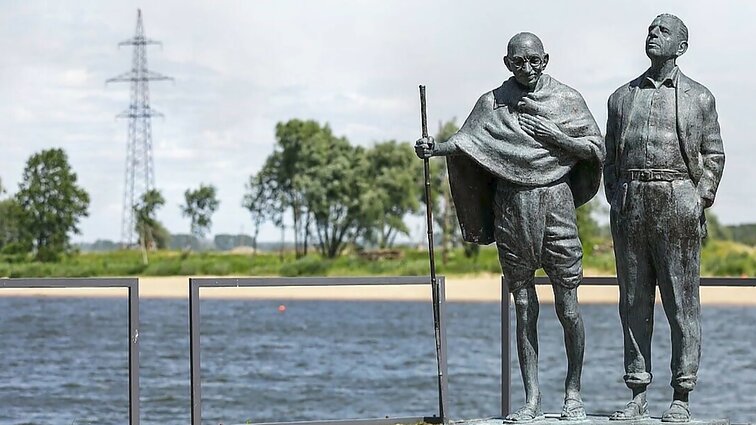 Kallenbachui ir Gandhi skirtas paminklas Rusnėje: kokia jo istorija?