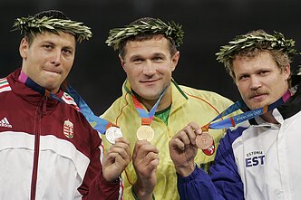 Virgilijus Alekna (viduryje)