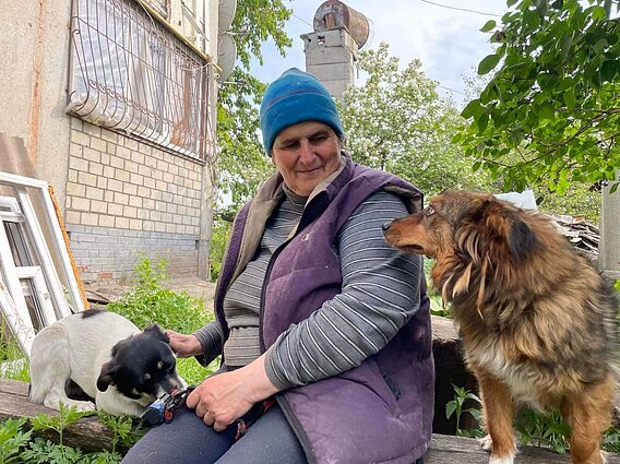 Tuščiame kaime Ukrainoj viena likusi Lena priglaudė per 250 gyvūnų: niekad jų nepaliksiu