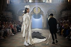 Juozas Statkevičius demonstruoja Helenos Lumelsky kūrybą