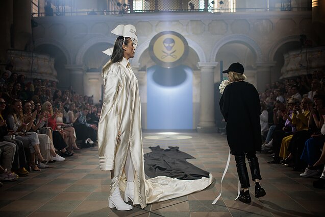 Juozas Statkevičius demonstruoja Helenos Lumelsky kūrybą