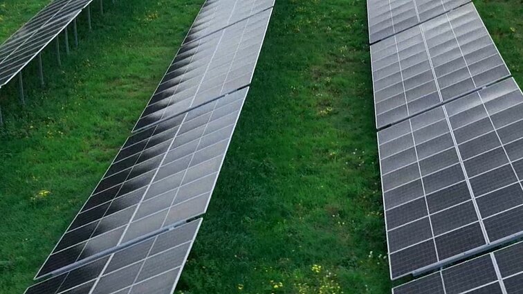 Ekspertai giria įmonių investicijas į atsinaujinančią energetiką, bet turi ir perspėjimą