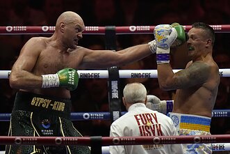 Oleksandras Usykas nugalėjo Tysoną Fury