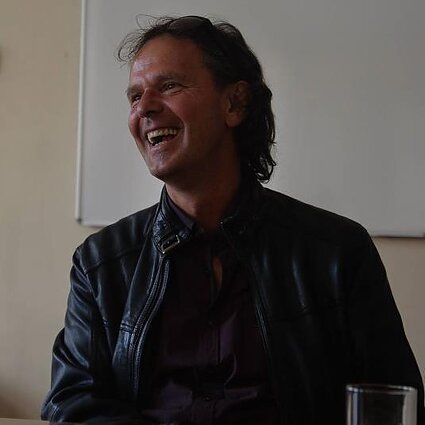 Tilė Vakarė. „Raudona lapė skylėtame danguje”