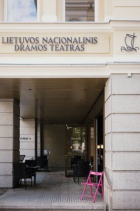Sostinės lauko kavinėse – rožinės kėdės