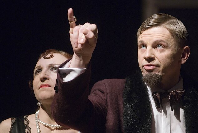 Pertas Vaičiūnas, „Patriotai“, rež. J. Vaitkus, 2008. Liuba Šereikienė – Asta Baukutė, Napoleonas Šereika – Rolandas Kazlas Pertas Vaičiūnas, „Patriotai“, rež. J. Vaitkus, 2008. Liuba Šereikienė – Asta Baukutė, Napoleonas Šereika – Rolandas Kazlas