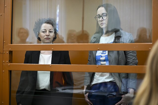 Женя Беркович (слева) и драмматург, автор пьесы «Финист ясный сокол» Светлана Петрийчук в заключении